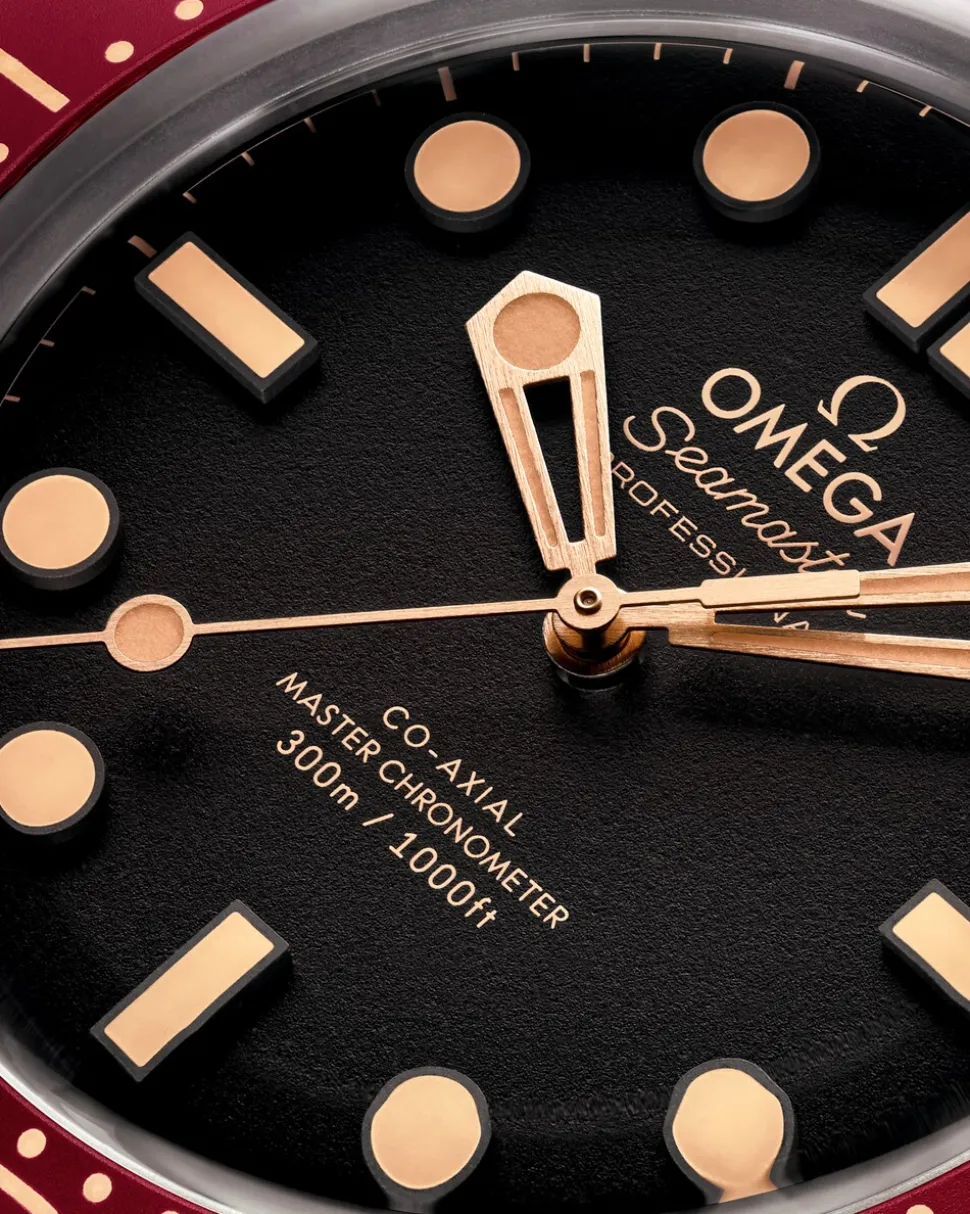 42 mm, Bronze gold on rubber strap