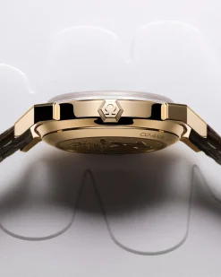 37 mm, Moonshine™ gold on alligator