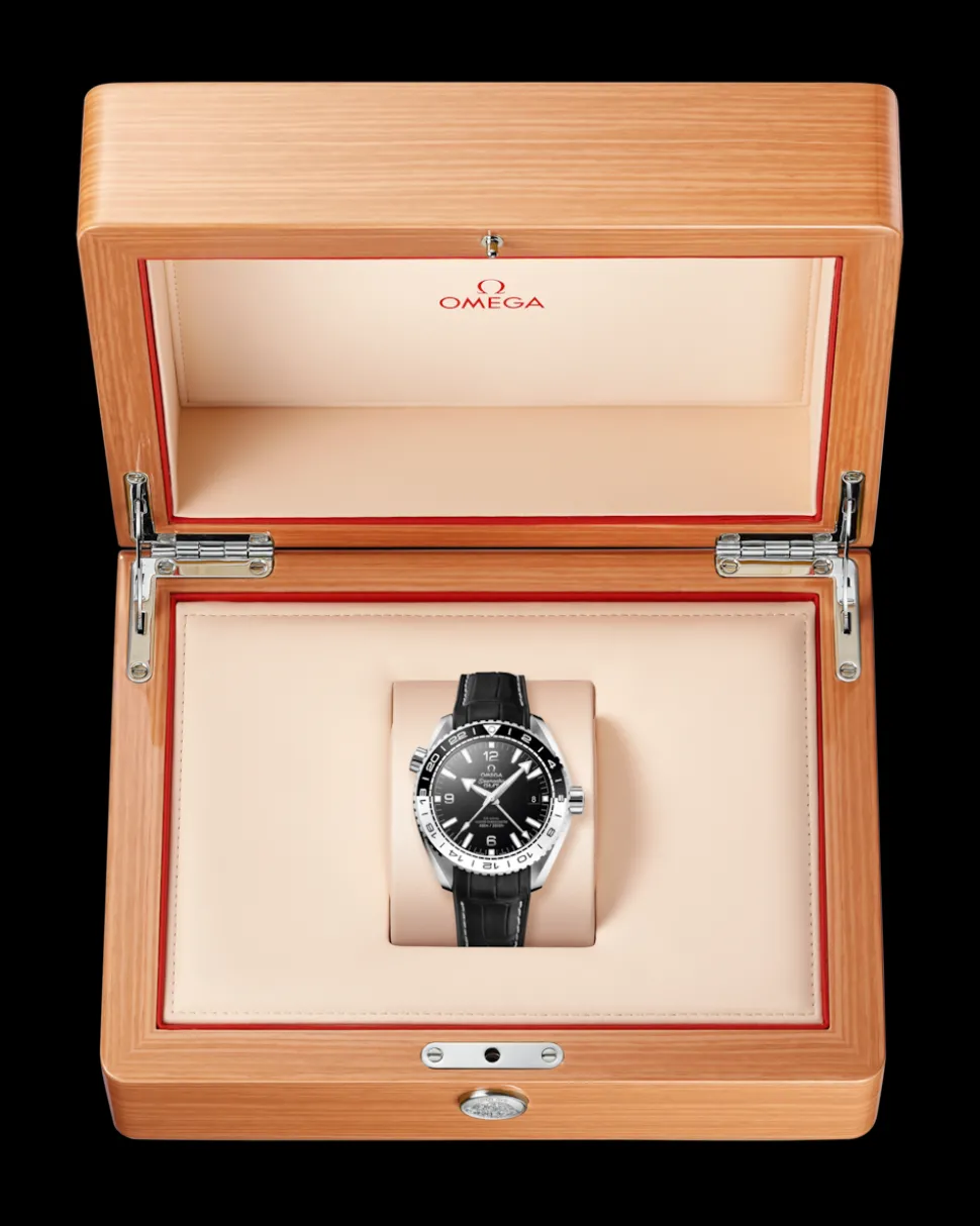 43.5 mm, steel on leather strap with rubber lining