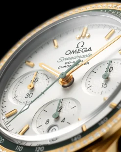 38 mm, yellow gold on leather strap