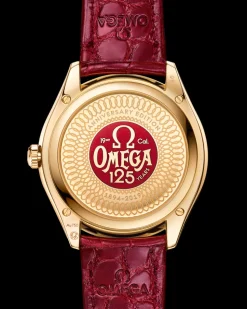 40 mm, yellow gold on leather strap