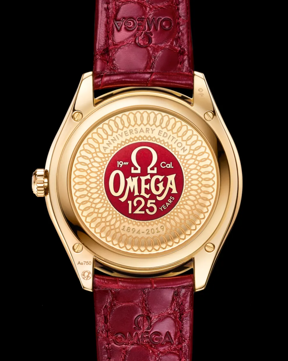 40 mm, yellow gold on leather strap