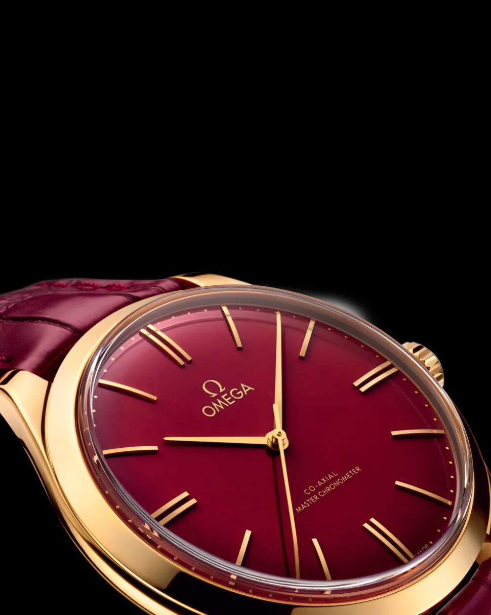 40 mm, yellow gold on leather strap