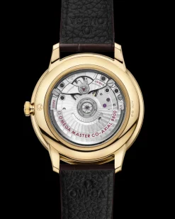 40 mm, yellow gold on leather strap