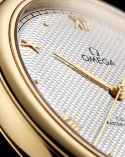 40 mm, yellow gold on leather strap