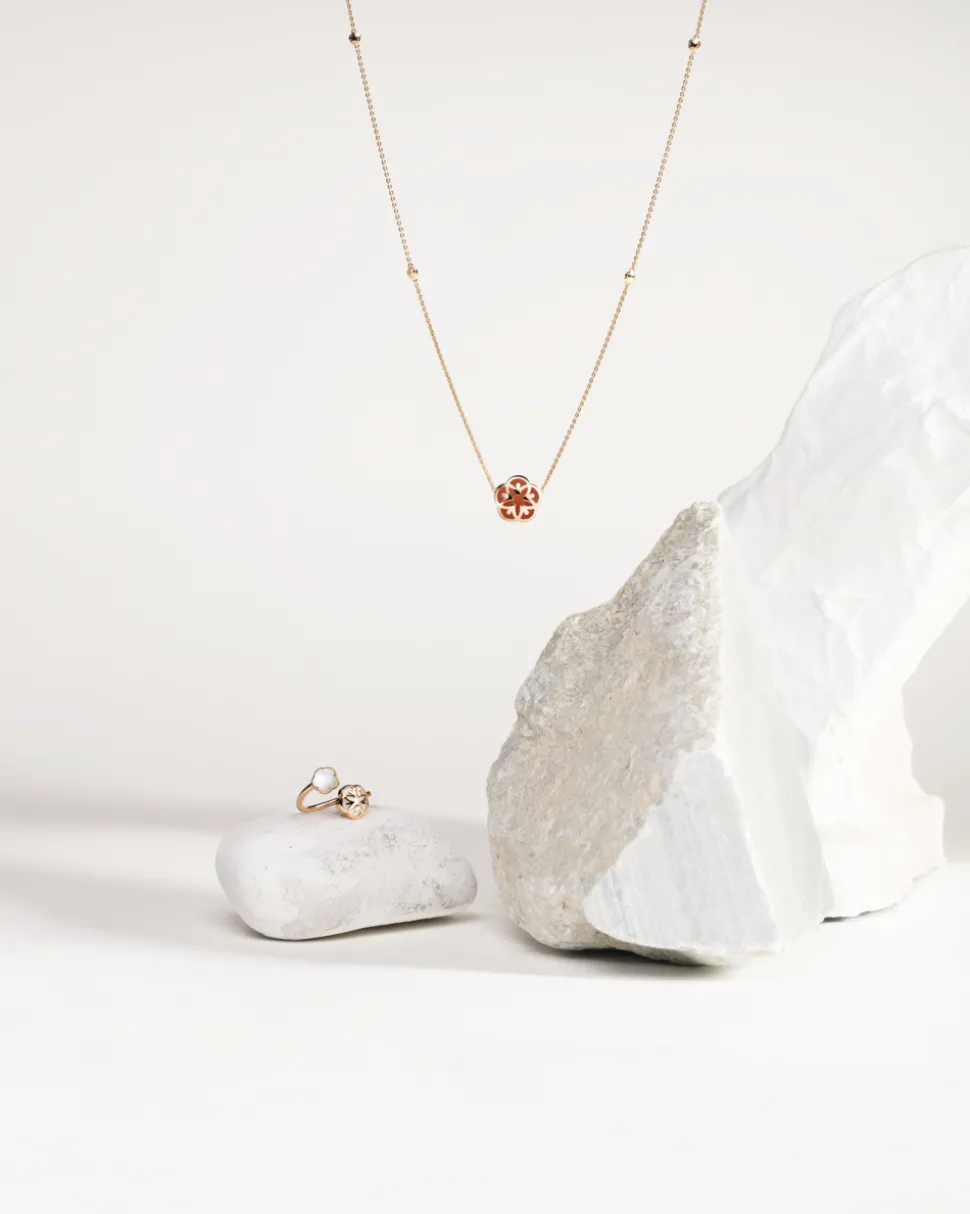 Necklace, 18k red gold, carnelian